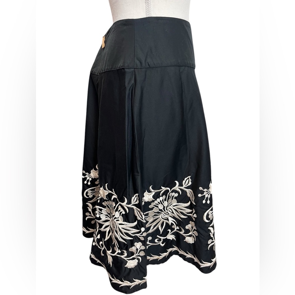 White House Black Market Black Floral Embroidered A-Line Skirt Size 8 - Picture 3 of 8